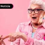 Senhora de cabelos brancos com celular na mão
