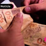 Pessoa contando varias notas de dinheiro
