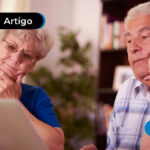 casal conversando em meio a um notebook