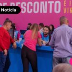Pessoas em frente a um balcão