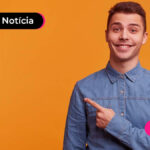 Homem de camisa azul