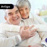 Imagem ilustra casal de idosos abraçados e sorrindo para a câmera após saber a melhor idade para se aposentar.
