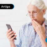 mulher olhando para o celular com cara de assustada assustada