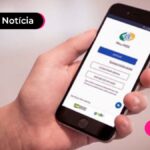 Pessoa segurando um celular