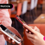 Pessoa com o celular em mãos
