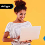 Mulher com o notebook em mãos em pé