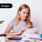 mulher analisando contas em papel