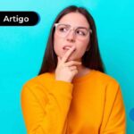 mulher com roupa amarela com dúvida