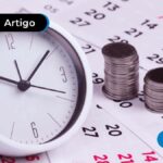 Relógio e moedas em cima de um calendário
