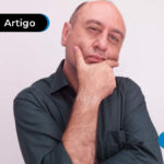 imagem de homem careca apoiando mão no queixo com expressão de dúvida