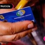 Pessoa segurando cartão da previdência social