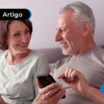 pessoas conversando e mexendo no celular