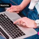homem com relógio mexendo no computador