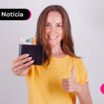 mulher segurando uma carteira