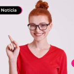 Mulher de cabelos ruivos e óculos