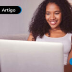 Pessoa a frente de um notebook