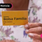 Pessoa segurando cartão do bolsa familia