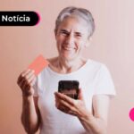mulher com celular na mão