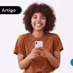 mulher segurando celular