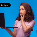 mulher com computador pensando