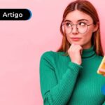 pessoa com celular em mãos