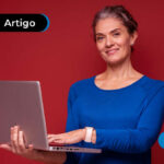 mulher com computador