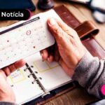 Pessoa segurando um calendario