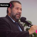 homem comum microfone na mão