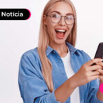 Pessoa segurando um celular