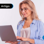 mulher com computador no colo