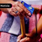 mulher com cartão