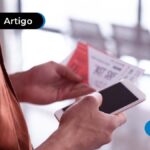 Pessoa segurando um celular