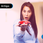 Mulher feliz segurando um carro pequeno
