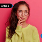 Pessoa de oculos com expressão de duvida