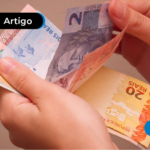 Pessoa contando cédulas
