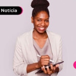 mulher sorrindo com uma caneta na mão