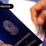 carteira de trabalho e pessoa segurando