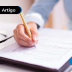 Pessoa assinando um papel
