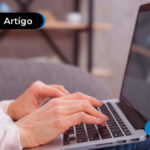 Pessoa usando um notebook