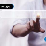 Pessoa apontando para frente