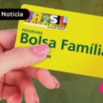 imagem de uma pessoa segurando o cartão do Bolsa Família