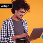 imagem de um homem segurando um computador