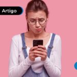 imagem de uma mulher olhando para o celular com expressão de preocupada