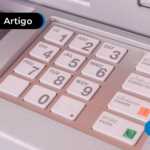 Imagem mostra o teclado de um caixa eletrônico, ilustrando o tema de saques e operações bancárias, como sacar benefícios sociais ou realizar transações.
