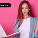 foto de mulher com a mão levantada e um notebook