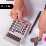 Pessoa usando uma calculadora