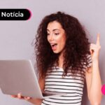 foto de mulher lembrando de algo e segurando um computador