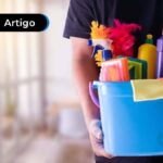 Pessoa segurando um balde com produtos