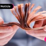 Pessoa contando dinheiro