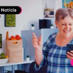 Senhora com celular em mãos